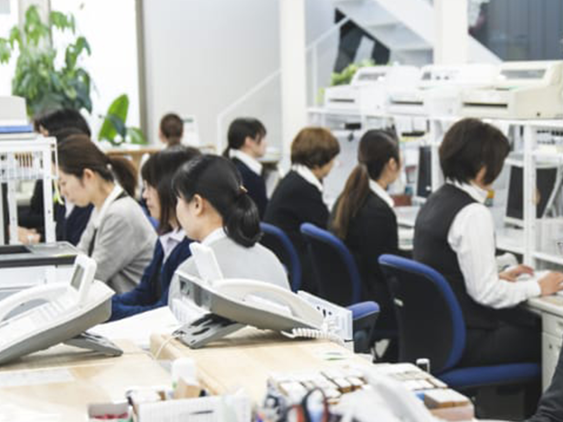 オフィスで働く事務員の写真