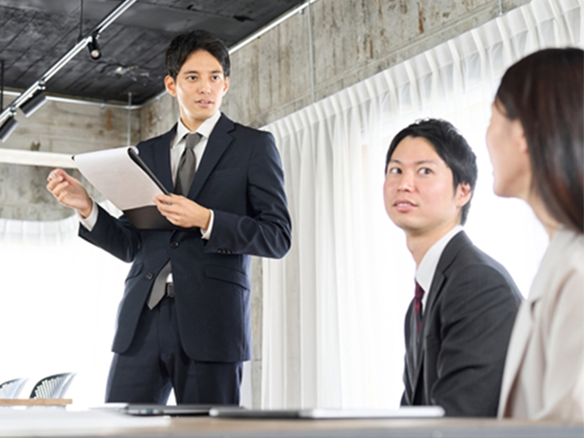 オフィスで働く事務員の写真