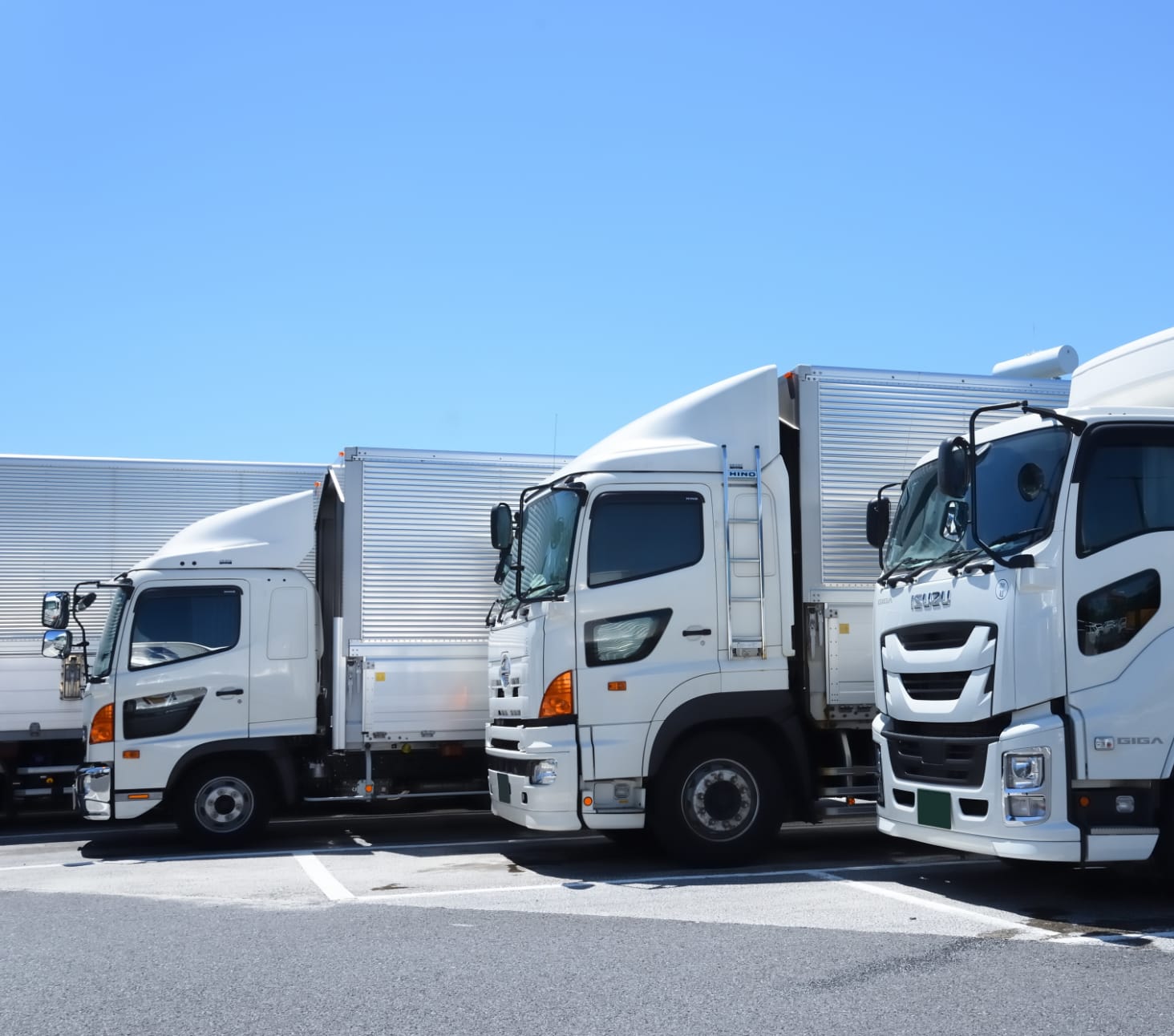 駐車場に停車しているトラックの写真