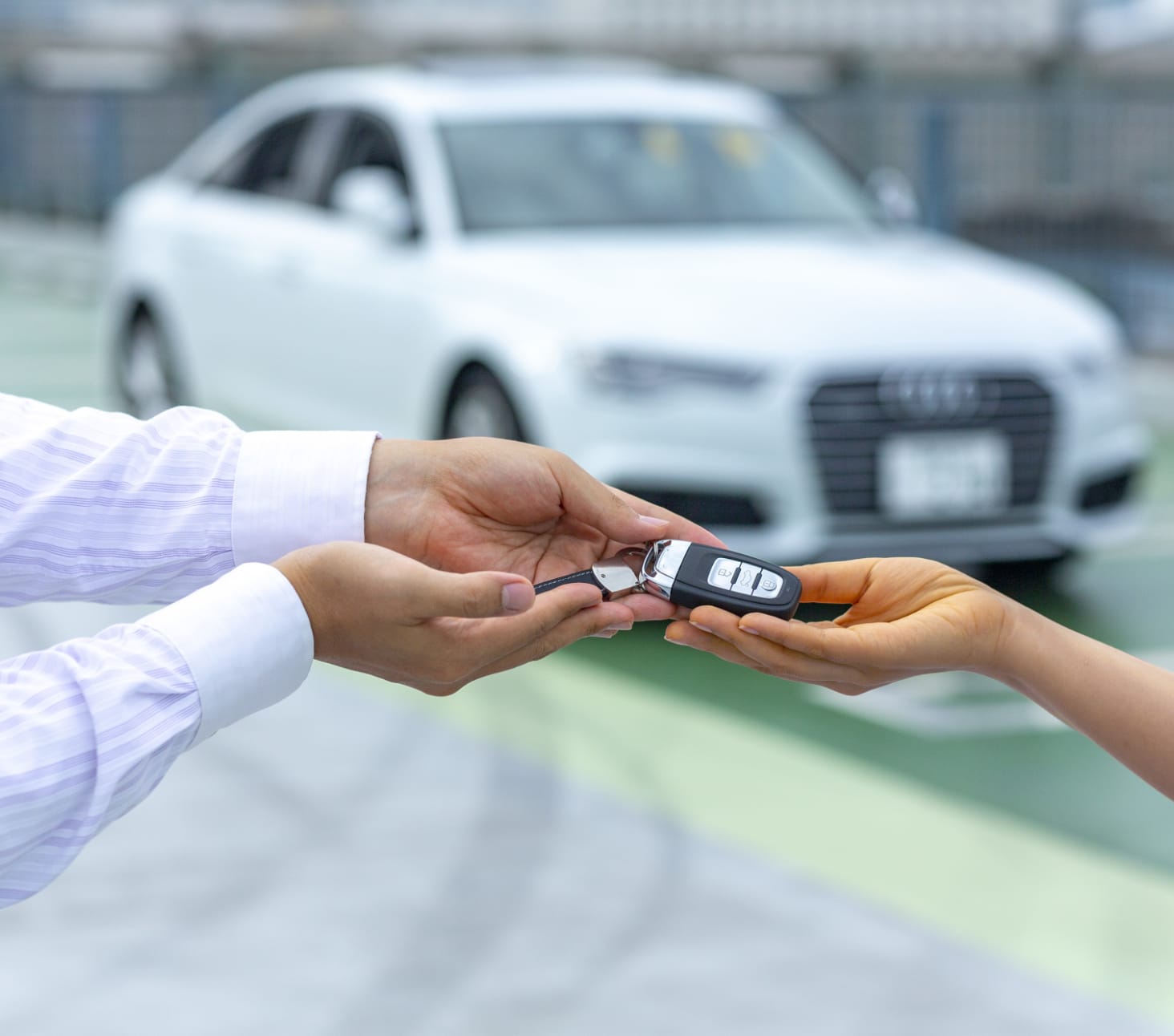 車の鍵を手渡しする写真