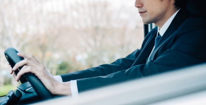 運転する男性の写真