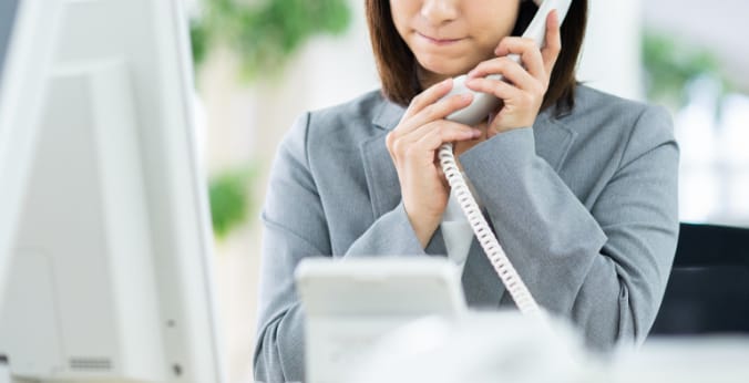 電話する女性の写真