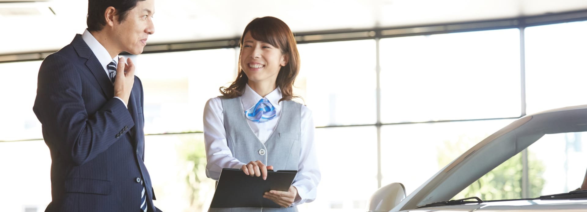 笑顔で話し合うビジネスマンとディーラーの写真